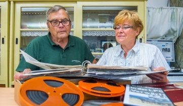 Der Vorsitzende des Heimatvereins Jahnsdorf Manfred Kinas und Vereinsmitglied Regina Ludwig bei der Vorbereitung des Filmabends. 