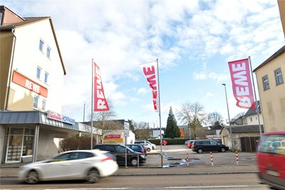 Für einen angedachten Neubau des Marktes erweist sich die Zufahrt von der Bundesstraße 101 aus als Problem.