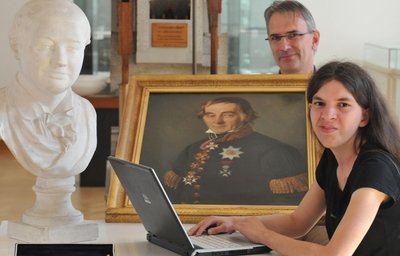 
              <p class="artikelinhalt">Kustos Jörg Zaun und Studentin Denise Roßberg im Historicum der TU Bergakademie an der Nonnengasse mit einem Gemälde von Friedrich August Breithaupt und der Büste von Lomonossow.  </p>
            