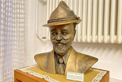 Eine Büste von Anton Günther im Neudeker Heimatmuseum in Augsburg.