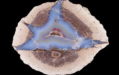 Diese Schönheit steht in einer Vitrine des Naturkunde-Museums Erfurt: Eine von Herbert Schaller geschnittene und polierte Achatgeode, die der Meister in St. Egidien aufgestöbert hatte. 