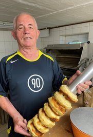 "Bis 90 und dann halbtags", scherzt Rainer Weißbach gern und meint damit seine Zeit in der Backstube. Mittlerweile bäckt er Baumkuchen, Torten sowie Brot und Brötchen jedoch nur noch für die Familie. 
