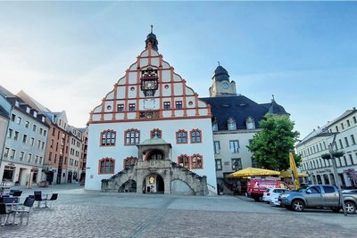Das Alte Rathaus war am Montagmittag zum Schauplatz einer Aktion von Rechtsextremisten geworden.