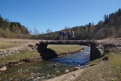 Gestaut wird hier die Wilde Weißeritz. An der Stauwurzel ist nun wieder eine Brücke zu sehen, die bei idealer Staumenge unter Wasser liegt.