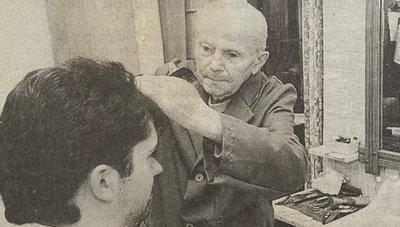 Herbert Schaller 1998 82-jährig als damals ältester praktizierender Friseurmeister Sachsens in seinem Salon. Stand ein Sammlerfreund in der Tür, ließ der Meister den Kunden schon mal eingeseift sitzen. 