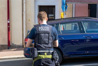 Streifenwagen und Polizeikräfte in Uniform sicherten am Montag Straße und Bürgersteig an der Plauenschen Straße, zeitweise war die Straße ganz gesperrt. Bis zum Abend gab es noch keine Erklärung der Polizei zu den näheren Umständen des Todesfalls. 