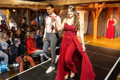 Bei einer Modenschau gab es auch Outfitideen für Hochzeitsgäste zu sehen.