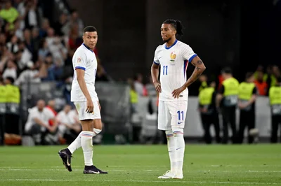 Kylian Mbappé (l) und Michael Olise greifen bei der WM nach dem Titel. (Archivbild)