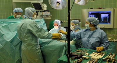 Jede OP ist mit Risiken verbunden. Fachleute streiten, wie die Qualität verbessert werden kann.