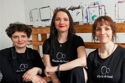 Rebecca Schöler, Kristin Lehmann und Katrin Limmer (von links) haben in Plauen den neuen Verein "Weltraum" gegründet - eine Kreativwerkstatt für Jedermann. Nun wollen sie eine Siebdruckwerkstatt aufbauen und sammeln hierfür Geld. 