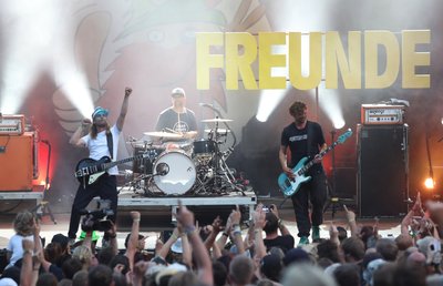 Die Band «Sportfreunde Stiller» spielt beim Demokratiefestival "Jamel rockt den Förster". Das Festival ist eine Protestaktion gegen die starke Neonaziszene des Ortes. Anlässlich des 15-jährigen Bestehens feiern 3500 Menschen auf der Wiese.