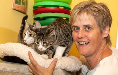 Tierheimchefin Antje Kausch mit den Katzen Elmo und Elvis. In der Einrichtung am Galgenberg werden derzeit mehr als 100 Katzen versorgt. 