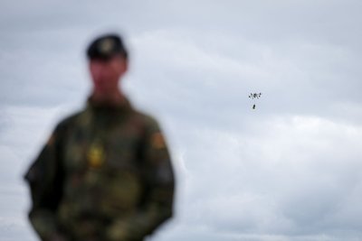 Generalleutnant Christian Freuding vor Drohne am Himmel 