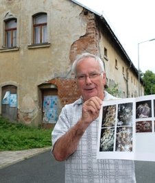 Wolfgang Schaller, der Sohn von Herbert Schaller, vor dem verfallenden Salongebäude am "Wettiner Hof".