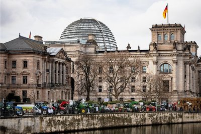 Der Berliner Reichstag, Sitz des Bundestages - das Hohe Haus, in dem das Herz der Demokratie in Deutschland schlägt. 