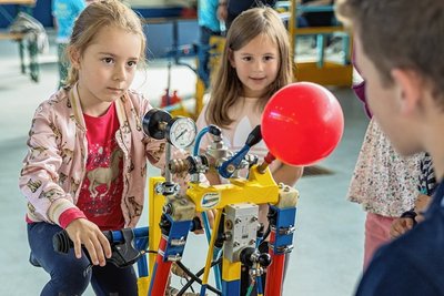 Wer wie hier Ida Wiesner aus der Kita "Gänseblümchen" Rotschau kräftig in die Pedale trat, konnte über gekoppelte Kolbenhubpumpen bunte Luftballons aufblasen.