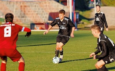 Steven Melde (am Ball) und der ESV Lok Zwickau behielten zuletzt auch bei tief stehender Sonne in Meerane den Überblick. 