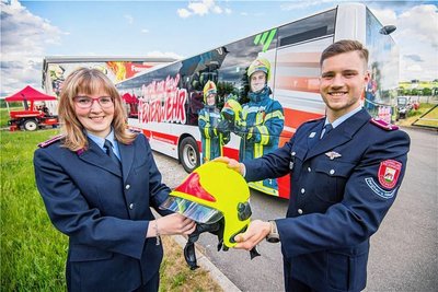 "Passt Dir der Helm?" Mit diesem Slogan wirbt der Kreisfeuerwehrverband seit knapp einem Jahr auf vier Bussen für das Ehrenamt im Erzgebirgskreis.