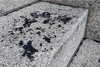 Spuren der von den Rechtsextremen genutzten Pyrotechnik fanden sich auch am Montagabend noch auf der Treppe am Alten Rathaus.