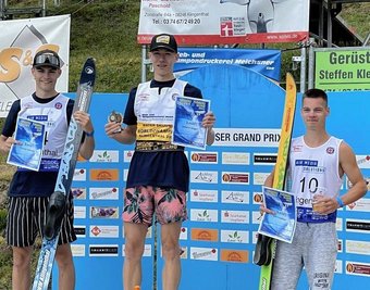 Johann Unger (Mitte), Florian Schultz (links) und Luis Laukner (rechts) bildeten die Top-3 in der Junioren-Wertung der Wasserskisprung-WM in Klingenthal 2023.