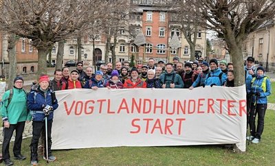 Der 26. Winterliche Vogtlandhunderter ist in Falkenstein der letzte seiner Art gewesen. Vorn in der Mitte Cheforganisator Jürgen Hadel. 