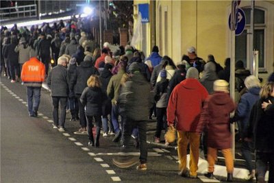 Der Montagsaufzug in Freiberg nahm seinen Weg vom Albertpark aus entlang der Chemnitzer Straße. 