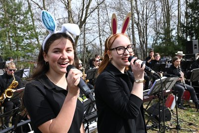 Die 15-jährige Luna Nüßler (l.) und die 17-jährige Kim-Lea Kurzer gehören zu den Oelsnitzer Blasmusikanten.