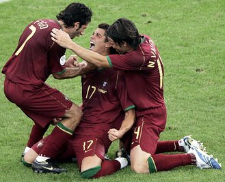 Ein Bild aus anderen Zeiten: Cristiano Ronaldo (M) bei seiner ersten WM.