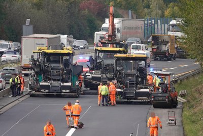 An der Baustelle auf der A 72 ist am Mittwochnachmittag ein Unfall bei Asphaltarbeiten passiert.