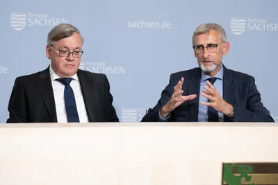 Sachsens Präsident des Landesamtes für Verfassungsschutz Dirk-Martin Christian (links) neben Innenminister Armin Schuster (CDU).