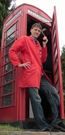 
              <p class="artikelinhalt">Mario Hösel telefoniert auch selbst gern in seinem britischen Telefonhäuschen vor seinem Geschäft. </p>
            