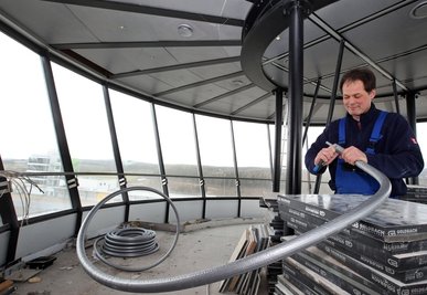 Der Mitte der 90er-Jahre gebaute Rennturm wird momentan modernisiert. Der Hohenstein-Ernstthaler Sirko Fröde (Foto) kümmert sich um die Heizung- und Sanitärinstallation. Wenn er aus dem Fenster sieht, blickt er auf den neuen Start- und Zielturm an der Boxengasse.