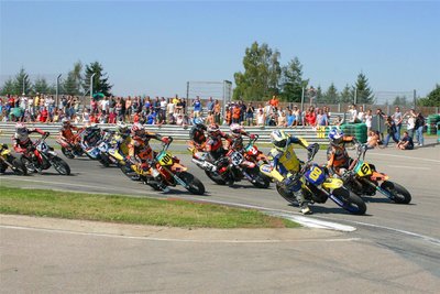 Auch als die Supermoto-WM 2003 und 2004 auf dem Sachsenring gastierte, hieß der Rennleiter Christoph Kunze.
