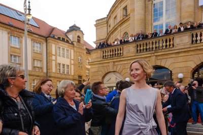 Schauspielerin Teresa Weißbach („Erzgebirgskrimi“) auf dem roten Teppich vor dem Chemnitzer Opernhaus.