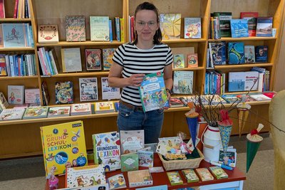 Anne Münzer von der Akademischen Buchhandlung empfiehlt neben Büchern auch Spiele für die Schulanfänger.