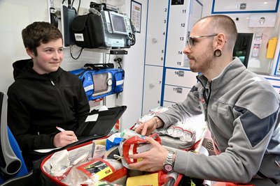 John Götze (15) aus Lichtenstein (links) und Pascal Briesemeister (30), Notfallsanitäter und Praxisanleiter, in einem der Rettungsfahrzeuge.