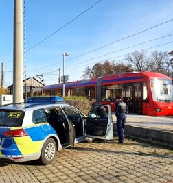 Der Randalierer hatte sich kurz nach der Tat aus dem Staub gemacht. Die Suche in der Umgebung blieb ohne Erfolg.