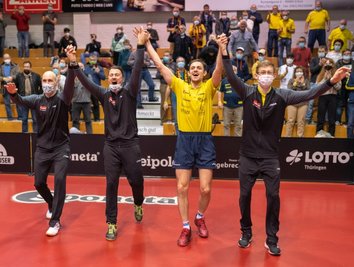 Das war nach Sieg Nummer 8: Trainer Erik Schreyer (Zweiter von links) bejubelt mit den Post-Spielern Daniel Habesohn, Ovidiu Ionescu und Irvin Bertrand das klare 3:0 gegen Bad Homburg.