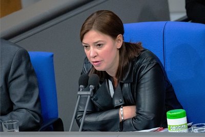 Rauer Ton: Das Wort "Kriegstreiberei" hat für die Vizepräsidentin im Bundestag nichts verloren. 