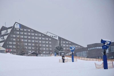 Leicht im Nebel präsentierte sich am Mittwoch das Ifa-Hotel in Schöneck. Etwas Symbolcharakter schwingt dabei mit: In welchem Umfang die neuen Eigentümer ins Haus investieren werden, ist noch nicht bekannt. 