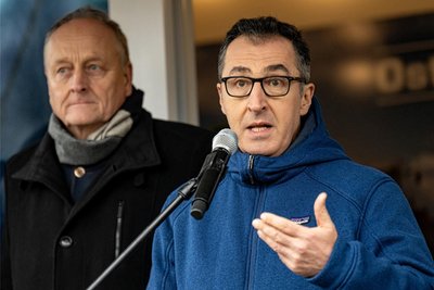Joachim Rukwied (l), Präsident des Deutschen Bauernverbandes, und Cem Özdemir (Die Grünen), Bundesminister für Ernährung und Landwirtschaft, stehen während einer Demonstration des Deutschen Bauernverbandes unter dem Motto „Zu viel ist zu viel! Jetzt ist Schluss!“ vor dem Brandenburger Tor auf der Bühne.