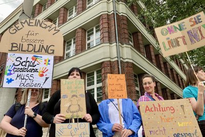 Demo für die Schulassistenten vor dem Landesamt für Schule und Bildung an der Annaberger Straße.