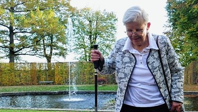 Uta Weber vor den Fontänen im Schlosspark Lichtenwalde. Sie ist recht gut zu Fuß, doch Treppen ohne Geländer machen es ihr schwer. 