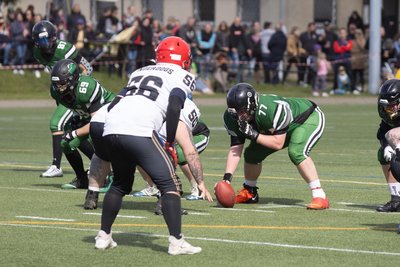 Spannung vor dem Sturm: Florian Wolf wird gleich das Ei nach hinten zum Quarterback ablegen, der damit den Spielzug einleitet.