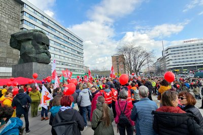 Mehr als 500 Teilnehmer folgten einem Aufruf der Gewerkschaften GEW und Sächsischer Lehrerverband und versammelten sich am Mittwochnachmittag vor dem Marx-Monument.