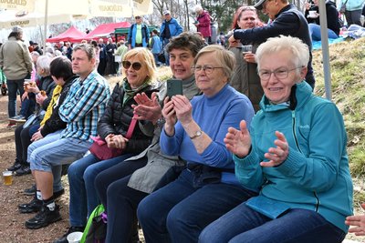 Wanderer haben dem Konzert der Oelsnitzer Blasmusikanten gelauscht.