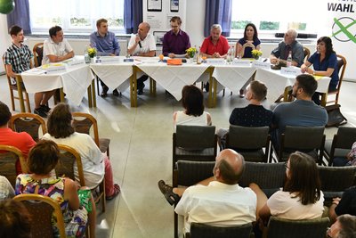 Trotz drückender Hitze kamen mehr als 50 Bürger zum Landtagswahlforum in das Jugendfreizeitzentrum von Brand-Erbisdorf.