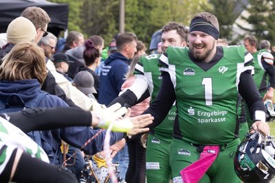 Dominic Oertel und seine Mitspieler nahmen nach Abpfiff ein Bad in der Menge – nicht nur beim Abklatschen mit den Fans.