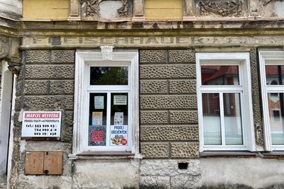 "Fleischhauer": An Fassaden in Nejdek finden sich noch deutsche Aufschriften.