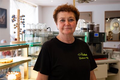 Heike Gehmlich arbeitet seit 33 Jahren im Café. Sie wird von Gästen auf das neue T-Shirt angesprochen. „Eigentlich hatten wir weiße, das hier sind die Kunden nicht gewohnt“.